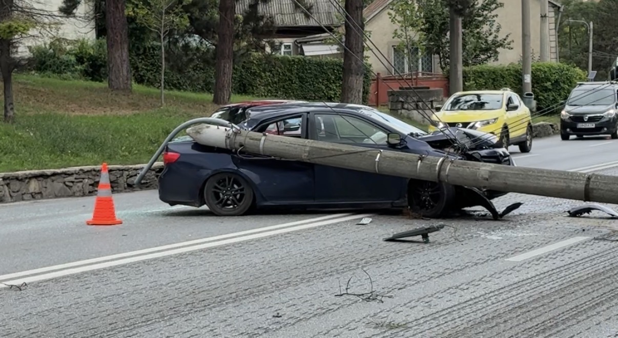 accident-masina-stalp-calea-unirii